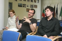 Diskutuje Miroslav Štefánik z Ekonomického ústavu SAV (uprostred), vľavo Tatiana Bujňáková, vpravo Tomáš Lasička.