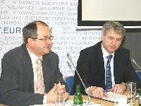 Doc. Viliam Páleník (vľavo) z EÚ SAV predstavil europoslanca Jána Hudackého.