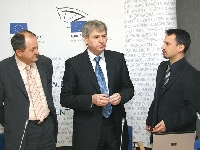 Súčasná energetika je veľmi aktuálna téma, zhodli sa na tom (zľava) doc. Viliam Páleník, Ján Hudacký a Róbert Hajšel.