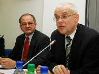Eurokomisár Vladimír Špidla (vpravo) a hlavný organizátor Eurofóra doc. Viliam Páleník z Ekonomického ústavu SAV.
