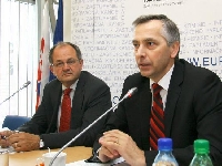 Eurokomisár Ján Figeľ (vpravo) a doc. Viliam Paleník počas úvodného slova.