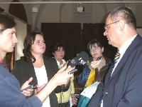 Viliam Páleník v obkolesení zástupcov médií počas tlačového brífingu v prestávke konferencie.