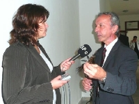 Milan Šikula pred mikrofónom redaktorky Zuzany Čižmárikovej z Rádiožurnálu Slovenského rozhlasu.