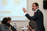 Menbere W. Tiruneh počas prezentácie svojej novej publikácie.