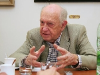 Diskutuje ekonóm Ivan Okáli.