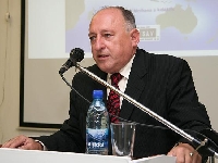 Vystupuje rektor Ekonomickej univerzity prof. Rudolf Sivák.