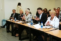 Na rokovaní sa zúčastnila aj poslankyňa NR SR Viera Tomanová (uprostred).